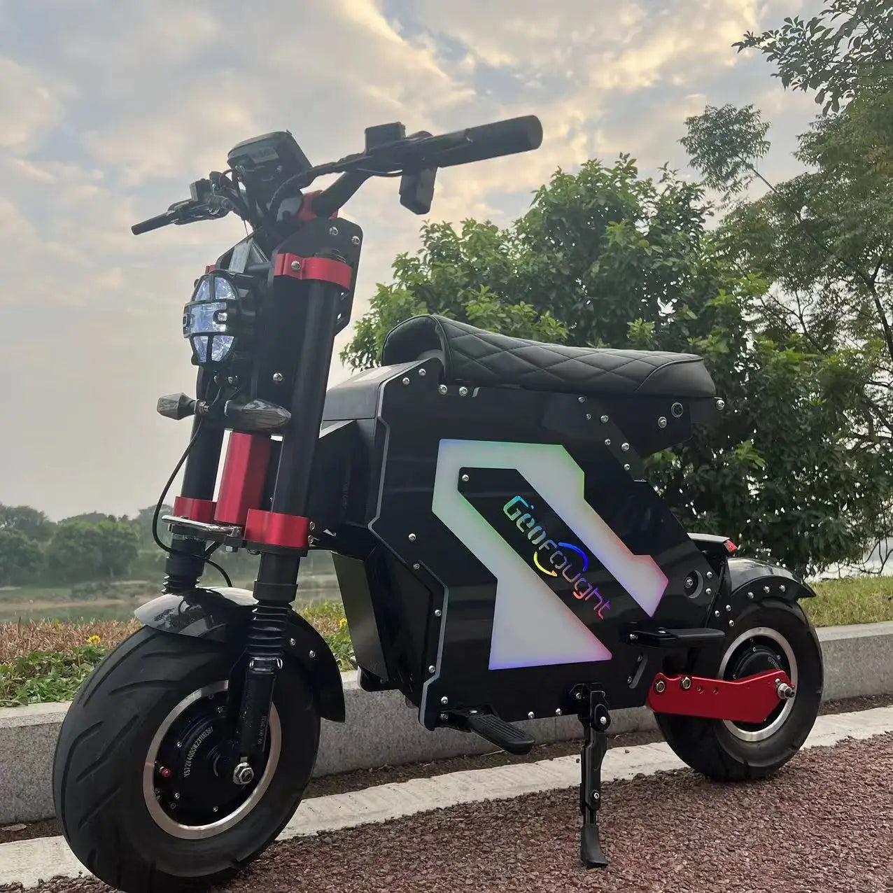 Scooter électrique  GEOFOUGHT Molo 5  | 5000W à 1500W 72V | Jusqu’à 180 km